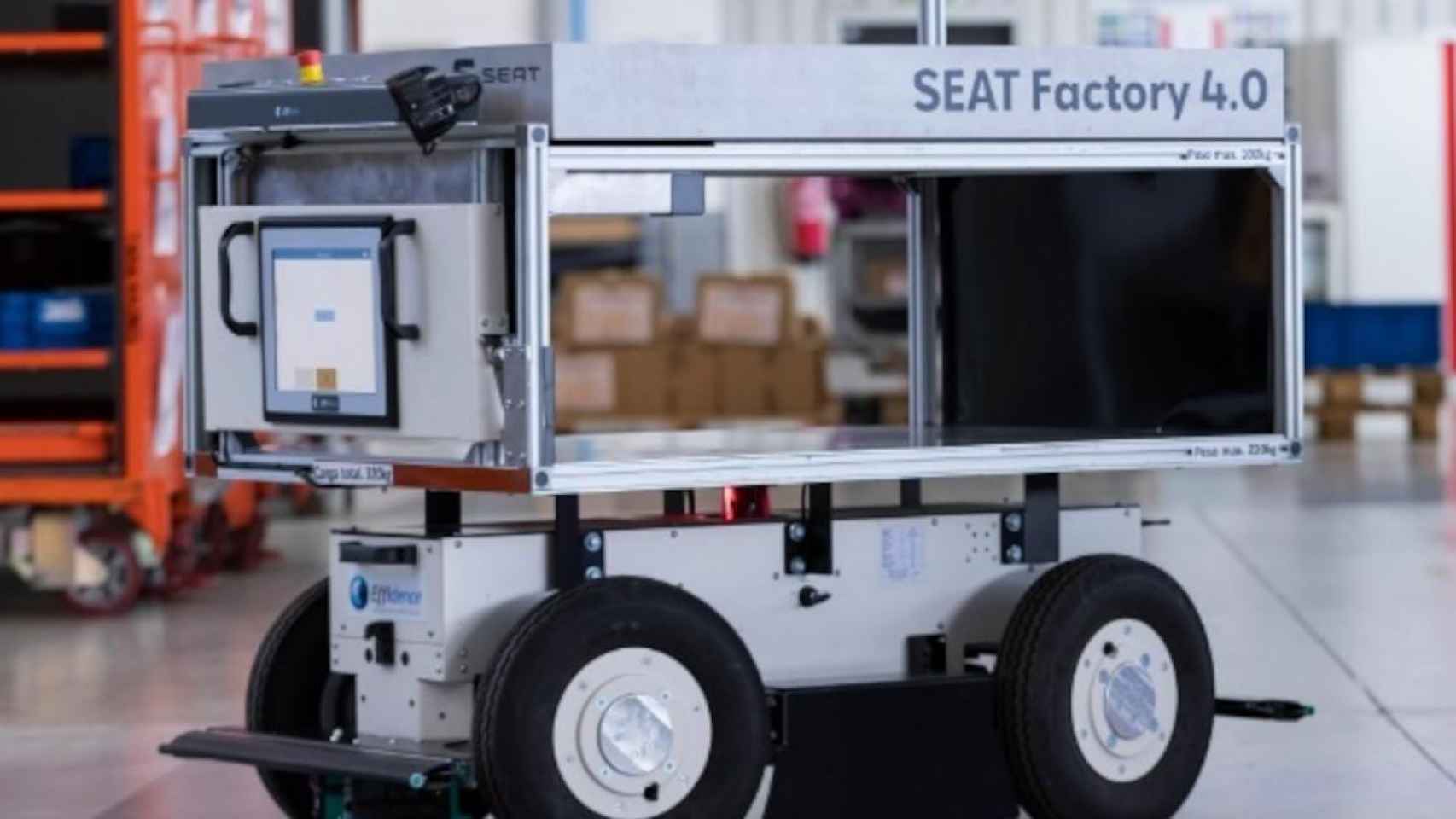 Uno de los robots móviles autónomos incorporados en la fábrica de Martorell / SEAT