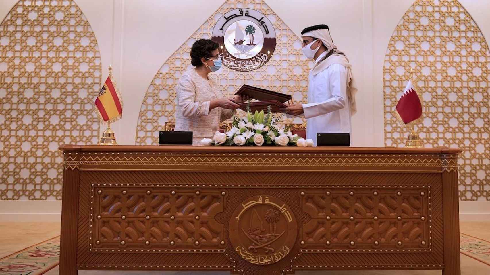 La ministra Arancha González Laya hoy en Doha con el viceprimer ministro de Asuntos Exteriores de Qatar / EFE