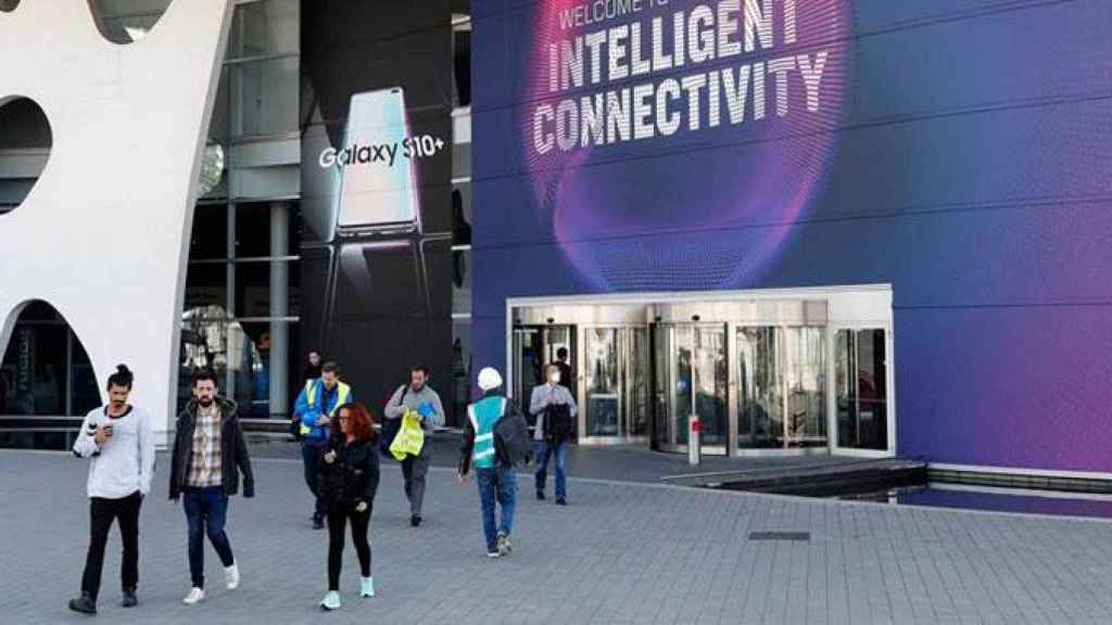 Entrada de trabajadores en el recinto de Gran Vía de Fira Barcelona en las jornadas previas del Mobile World Congress / EFE