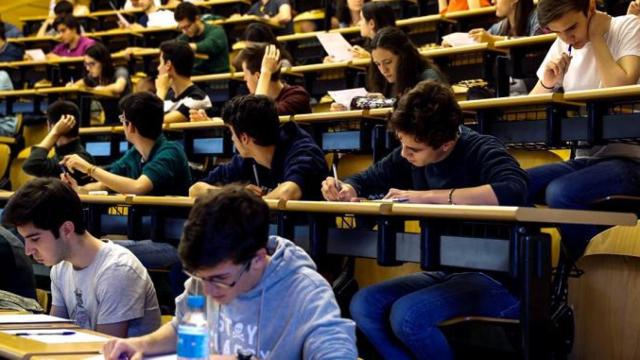 Un grupo de estudiantes realizan el examen de acceso a la universidad en España, donde debería impartirse educación financiera, según una encuesta / EFE