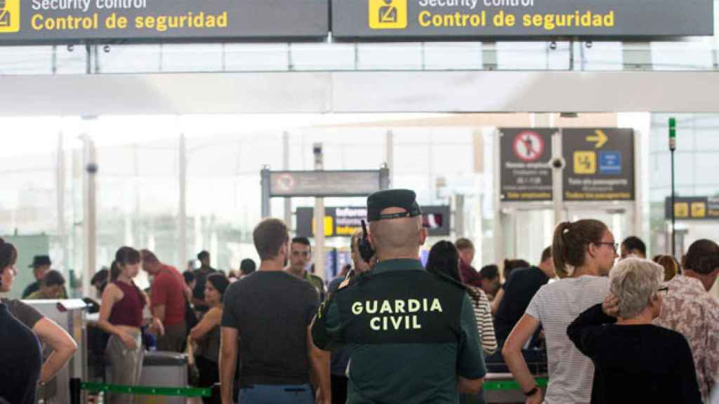 Un agente de la Guardia Civil en El Prat durante la huelga de Eulen / EFE