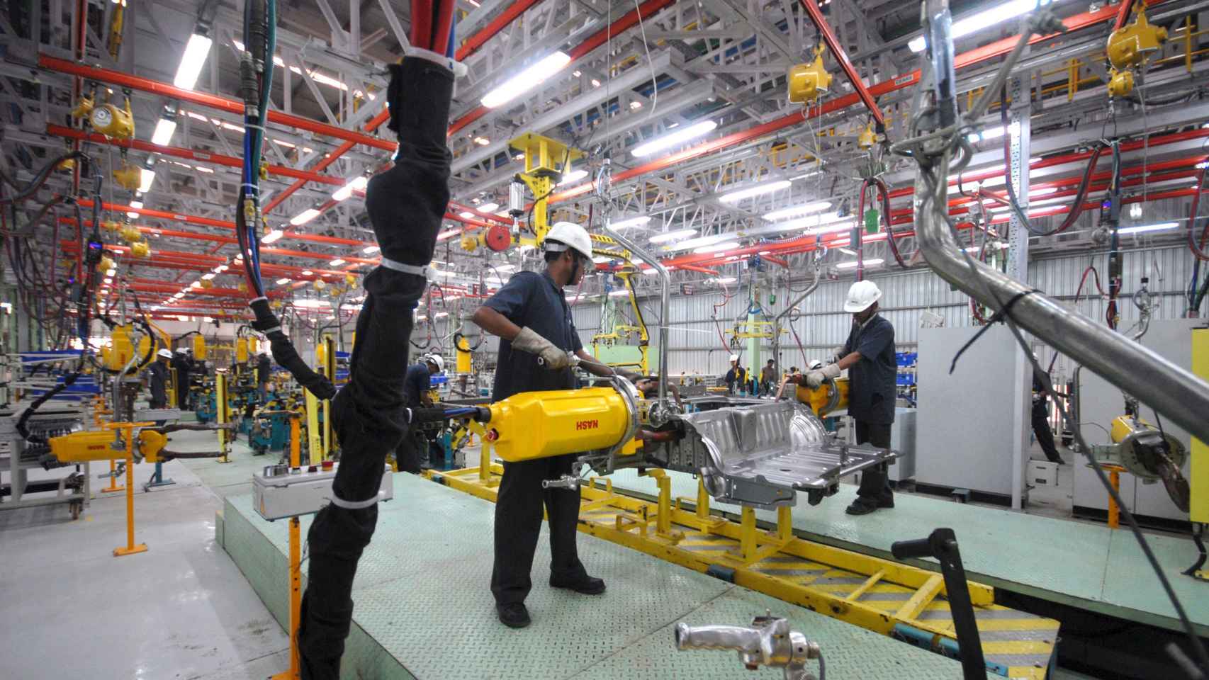 Dos trabajadores durante su jornada laboral, en una imagen de archivo / EFE