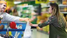 Un empleado de Mercadona entrega la compra a una clienta / CG