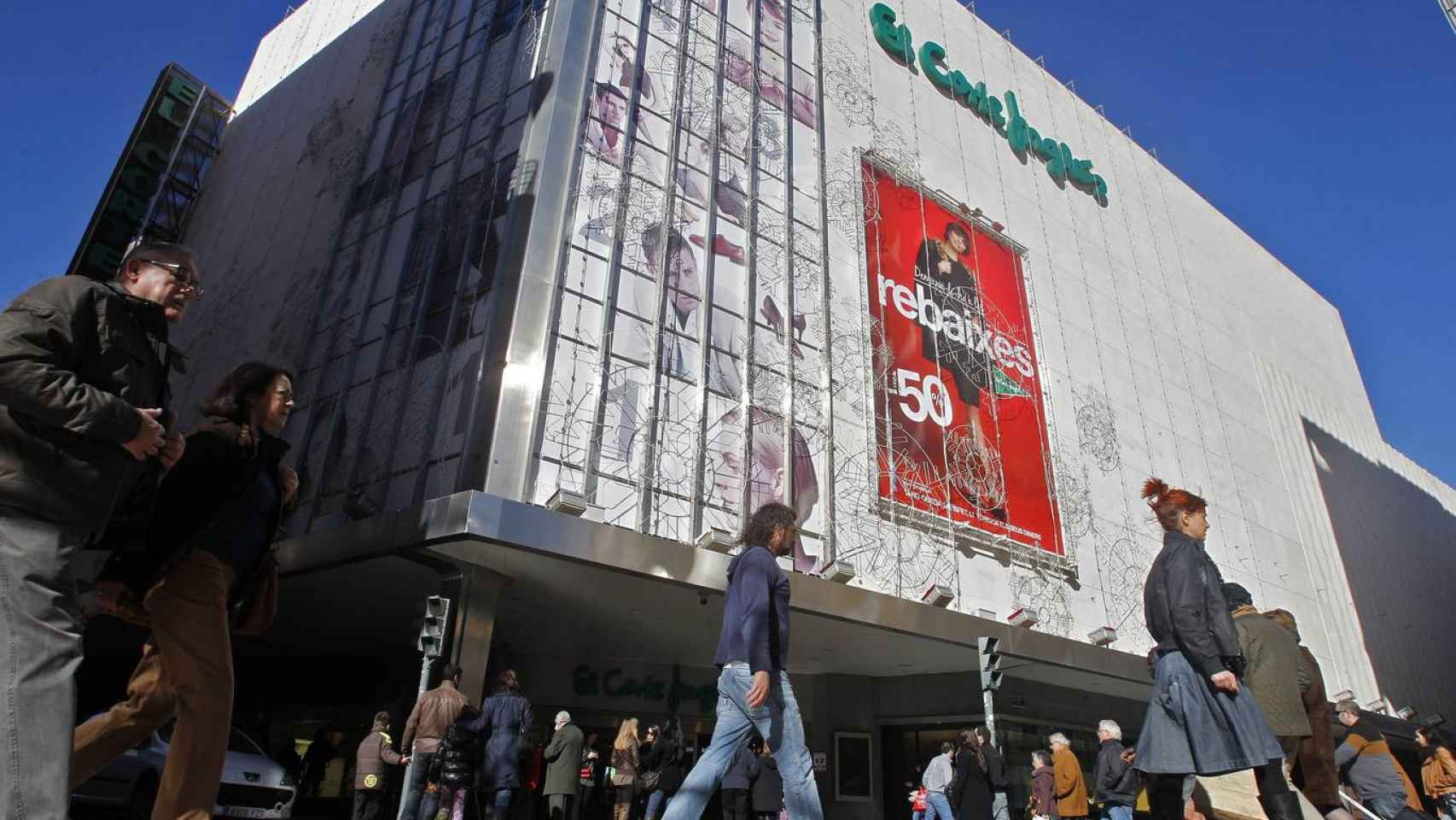 Imagen de un centro de El Corte Inglés anunciando las rebajas / EFE