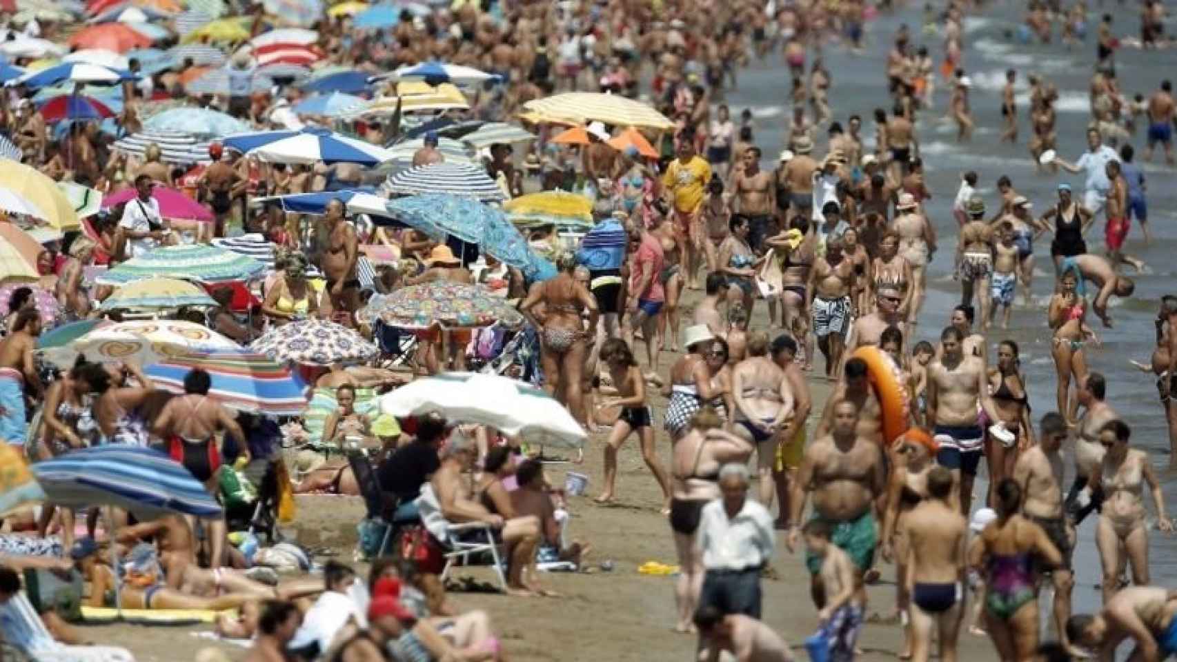 Las playas abarrotadas de gente, un imagen que se repite este verano.