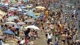 Las playas abarrotadas de gente, un imagen que se repite este verano.