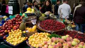 Frutas de procedencia española en el mercado de Borough, Londres