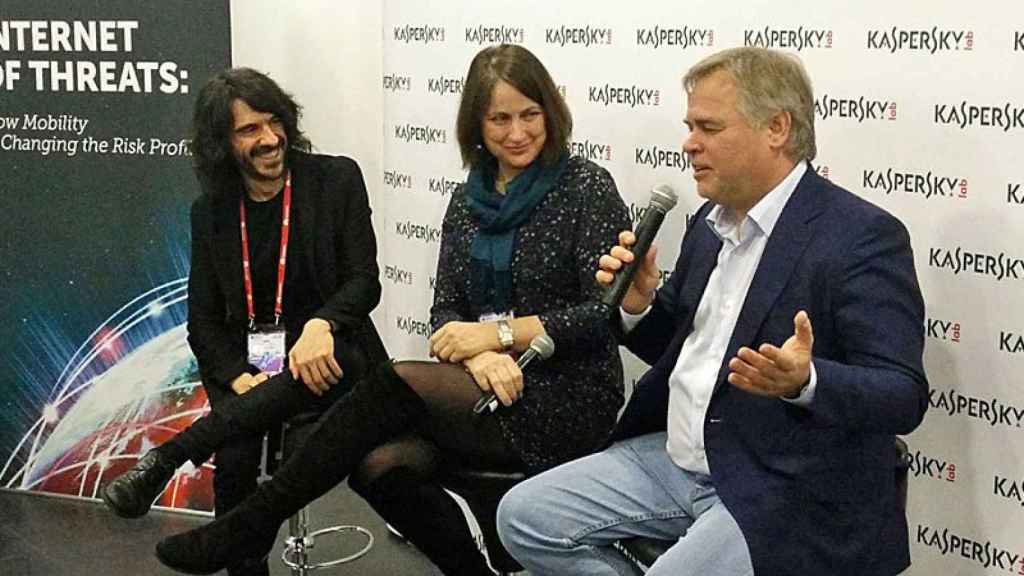 Eugene Kaspersky, CEO de Karsperksy Lab, junto a Sandra Alzetta, directora ejecutiva de implementación de producto de Visa Europa.