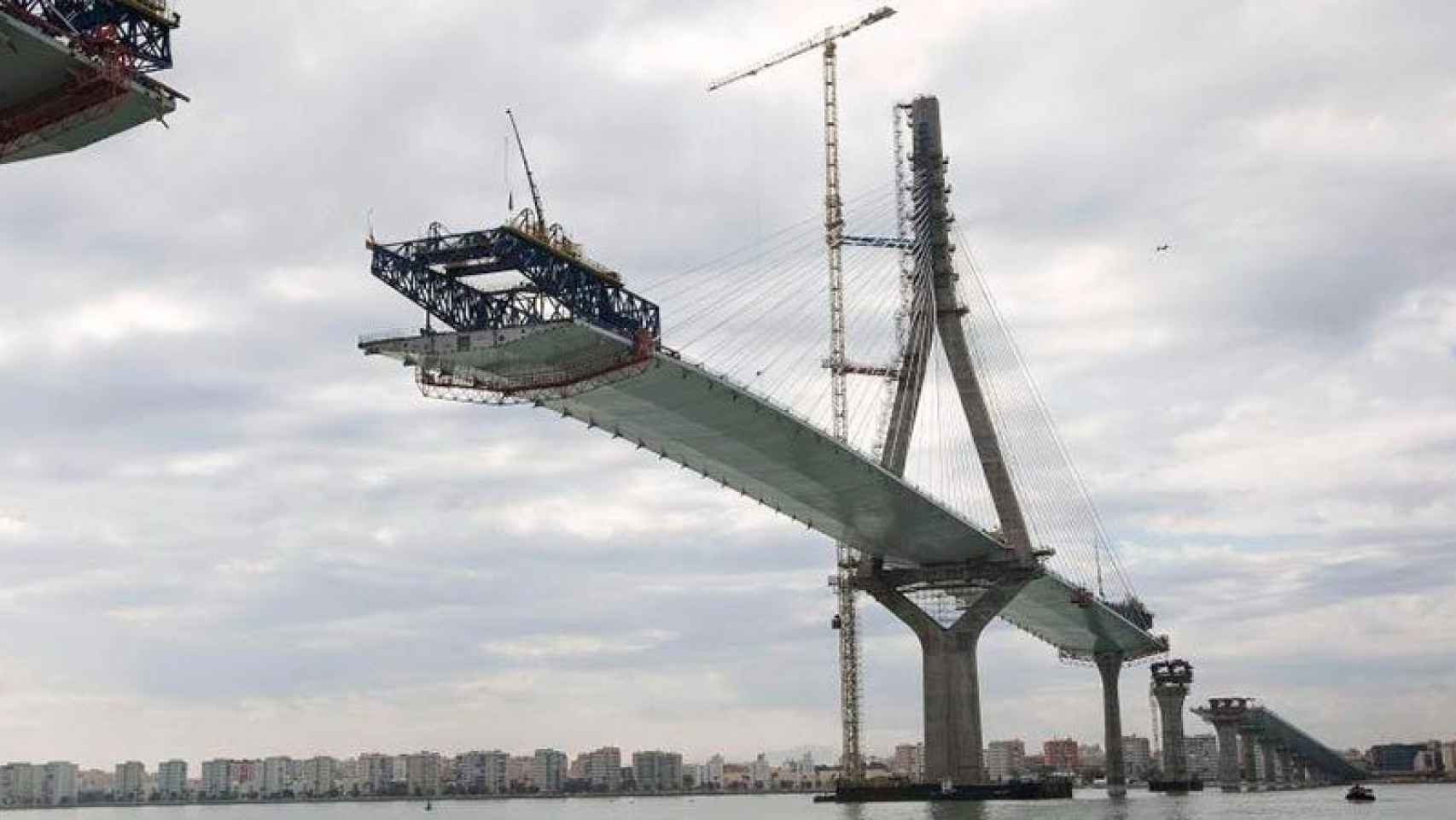 Imagen de la construcción del nuevo puente de Cádiz, obra en la que participó Assignia, una filial del grupo Essentium.