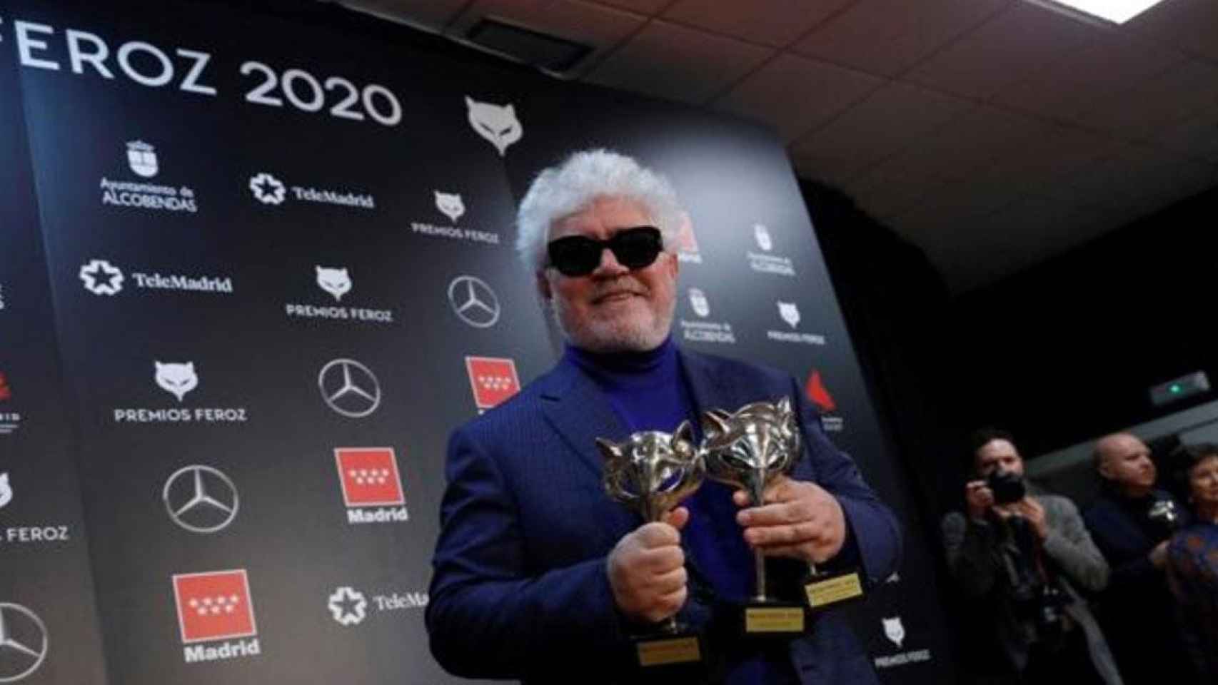 Pedro Almodovar sostiene varios Premios Feroz / EFE