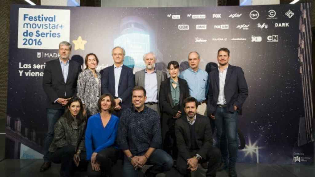 Participantes en la presentación junto a representantes de los canales de televisión que participan en el festival.