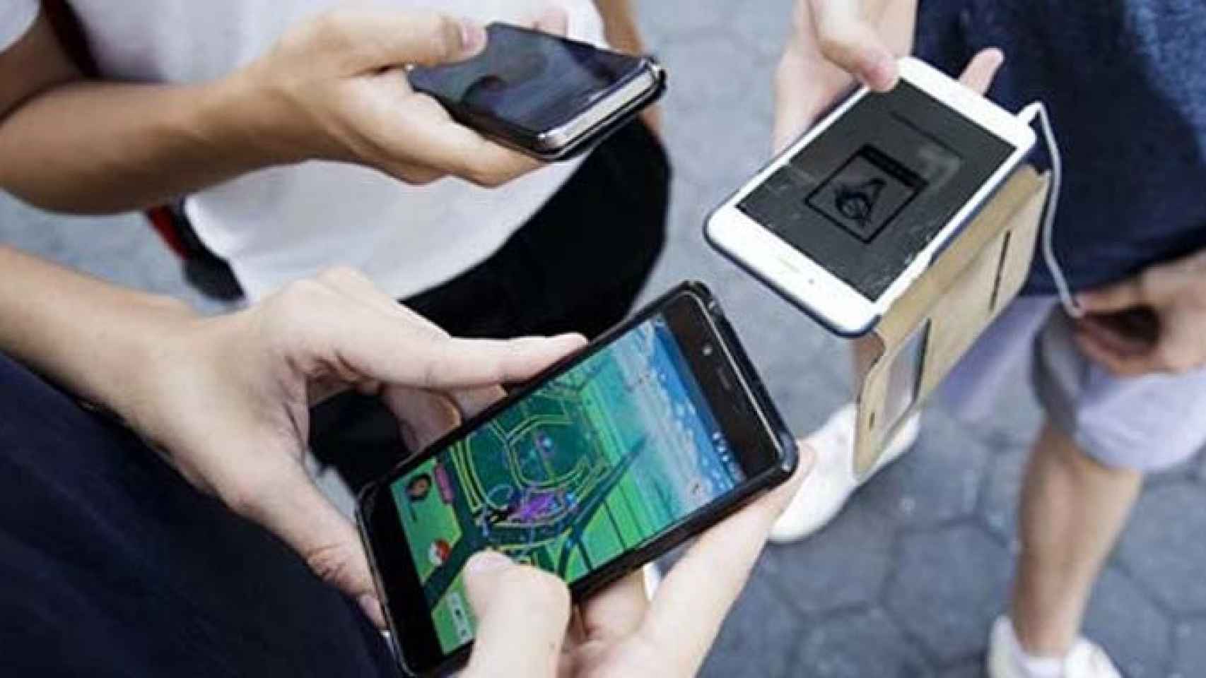 Varios jugadoes del popular 'Pokémon Go' comparan los avances de sus respectivas partidas.