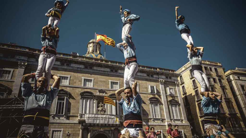 Los 'castellers' de Poble Sec, en Barcelona, y sus tres 'castells' coronados por la 'enxaneta' / EP