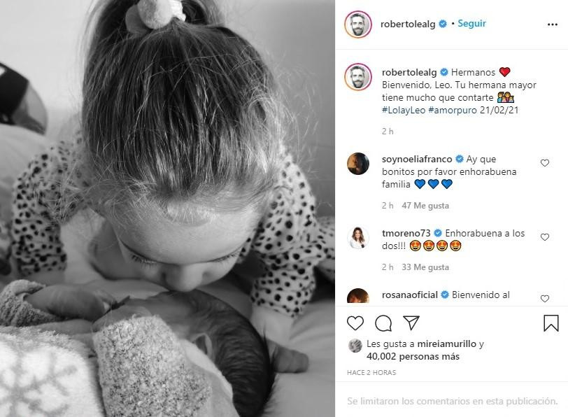 Lola Leal, hija de Roberto Leal y Sara Rubio, besa la frente de su nuevo hermanito, el pequeño Leo / INSTAGRAM