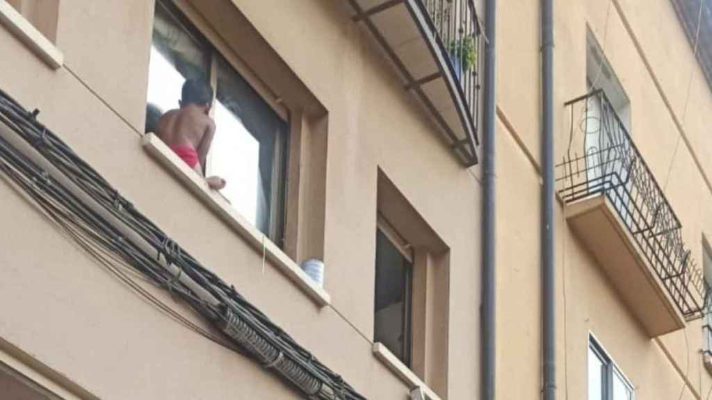 El menor en la ventana de la vivienda