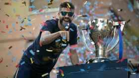 Gerard Piqué, durante una rúa de celebración del FC Barcelona / REDES