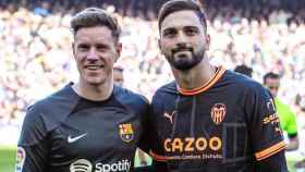 Ter Stegen y Mamardashvili, posando antes del Barça-Valencia / REDES