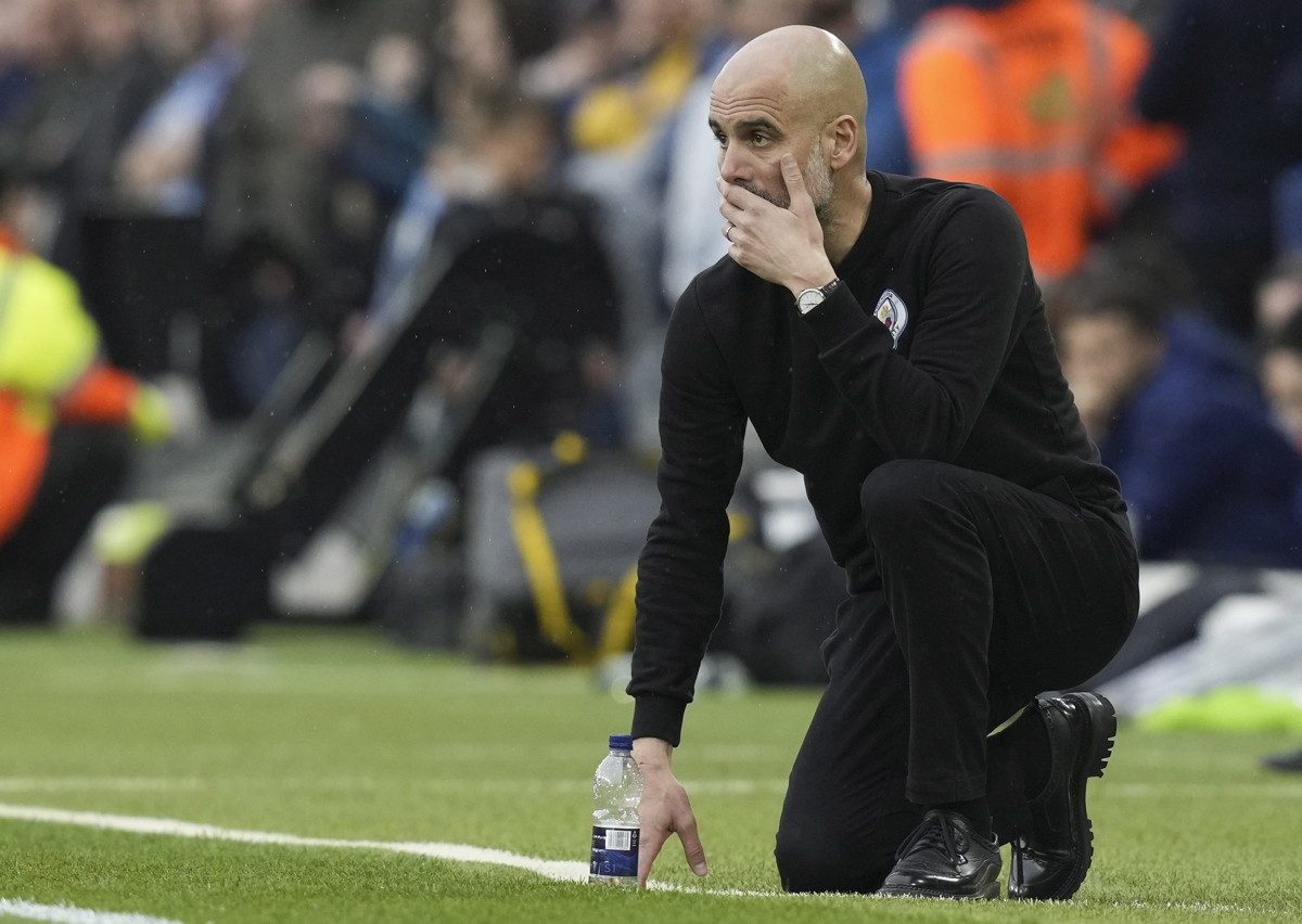 Pep Guardiola, preocupado durante un partido del Manchester City / EFE