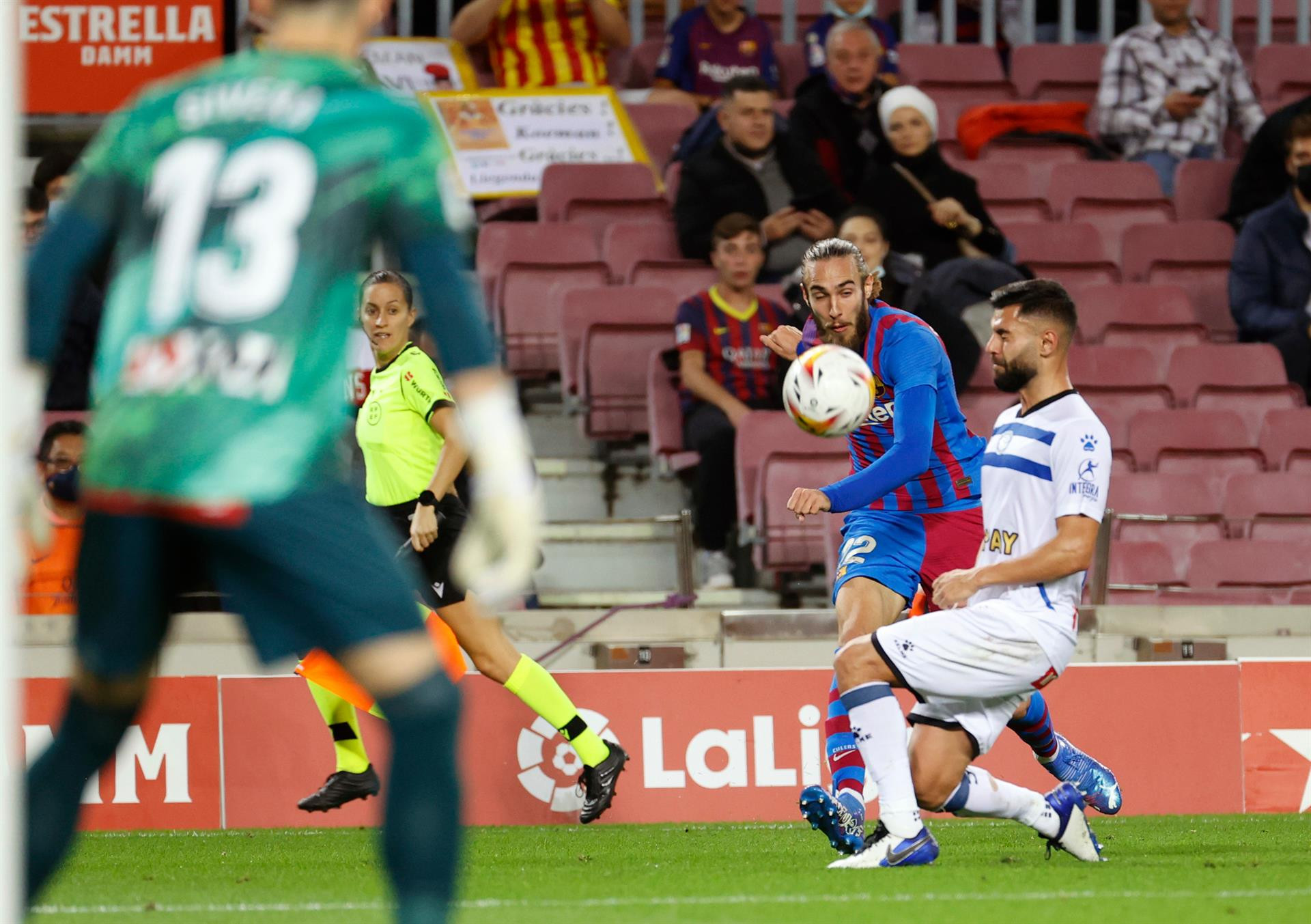 Mingueza hace una jugada con muchas gradas vacías en el Camp Nou durante el Barça-Alavés / EFE