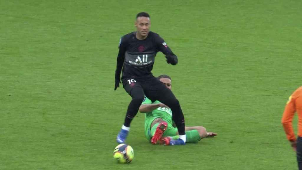 La lesión que sufrió Neymar en el partido contra el Saint-Etienne / Redes