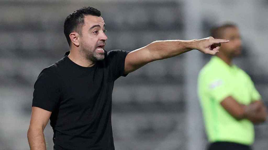 Xavi Hernández, dirigiendo un partido en Qatar / Al Sadd