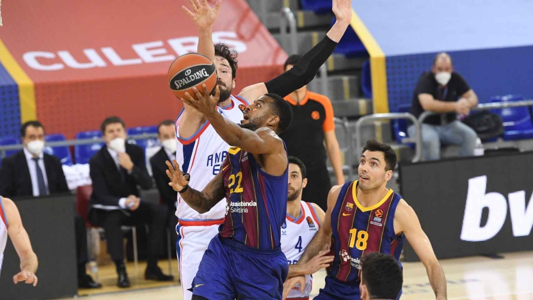 Higgins, en una acción ante el Efes | FCB