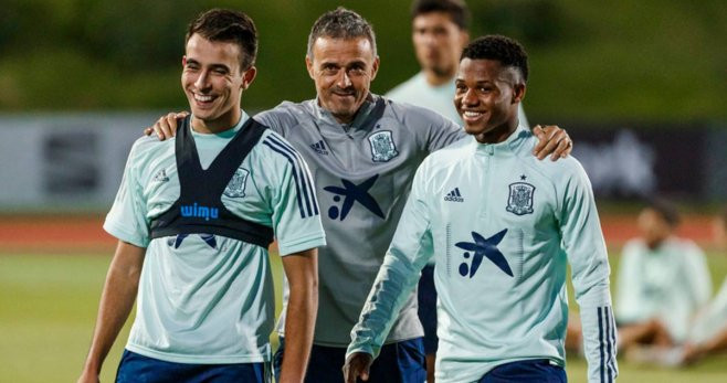 Éric García, junto a Ansu Fati en una concentración con la selección | EFE