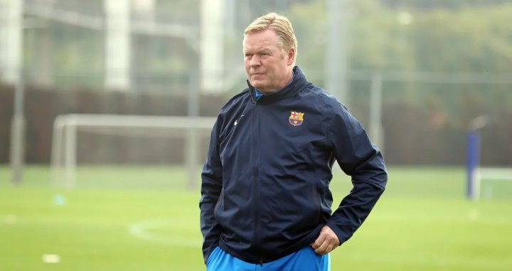 Ronald Koeman, dirigiendo el entrenamiento del Barça / FCB