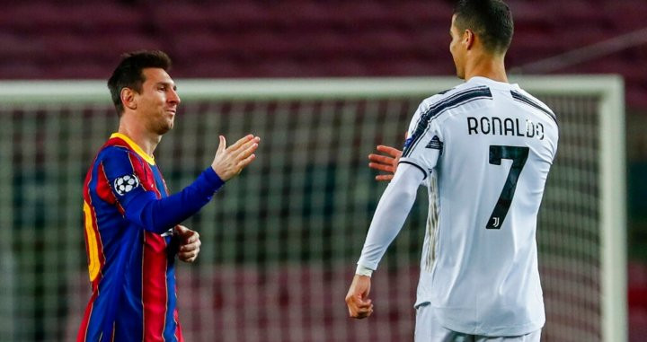 Messi y Ronaldo saludándose antes del pitido inicial / Redes