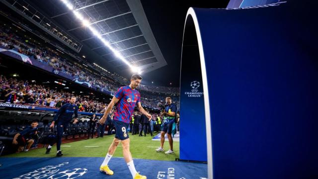 Robert Lewandowski, saliendo a calentar en la previa del Barça-Inter de la UEFA Champions League / FCB