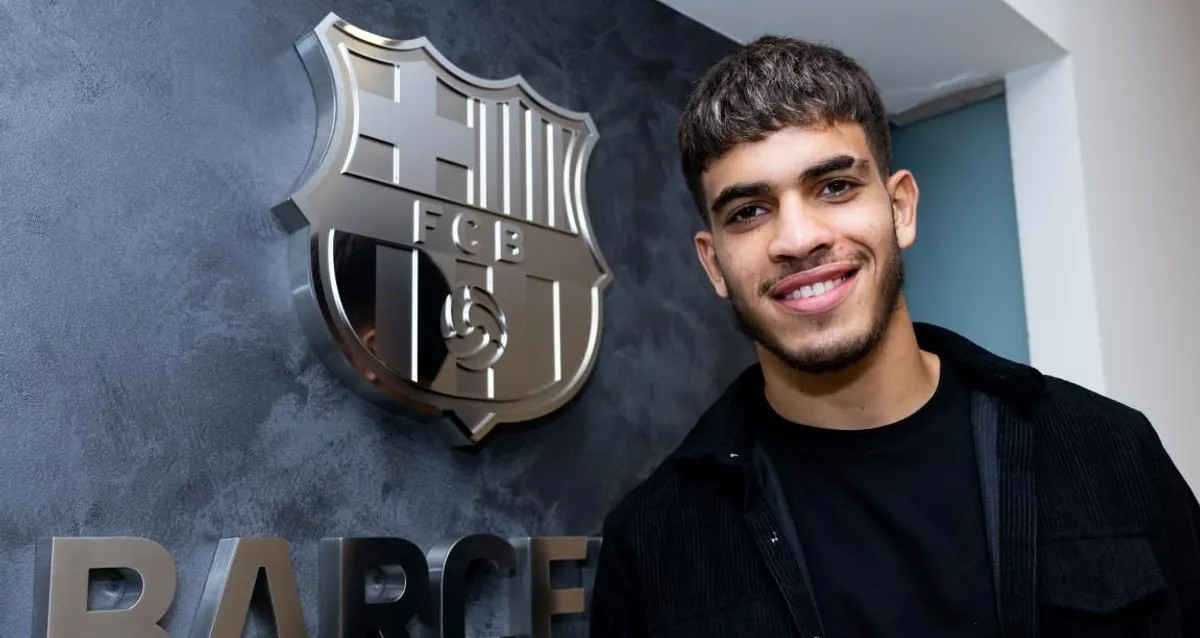 Abde Ezzalzouli, el día que firmó contrato con el Barça de Laporta / FCB