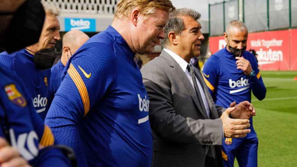 Joan Laporta se dirige a la plantilla del Barça en presencia de Koeman, en una imagen de archivo / FCB