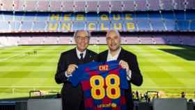 Pons (Barça) y Drefyus (Chiliz) posando en el Camp Nou / EFE