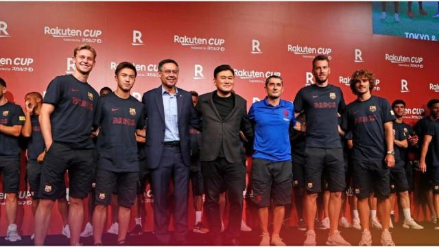 Josep Maria Bartomeu junto a los nuevos fichajes y Ernesto Valverde en la presentación de la Rakuten Cup / FCB