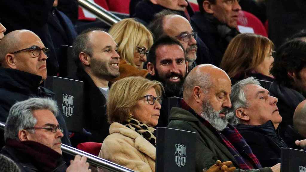 Andrés Iniesta disfruta en el Camp Nou durante el Barça-Eibar / EFE