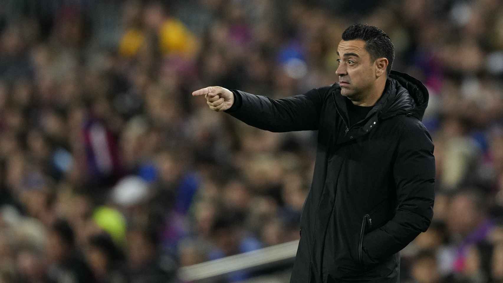 Xavi Hernández, durante el transcurso del clásico en el Camp Nou con grandes señalados / EFE