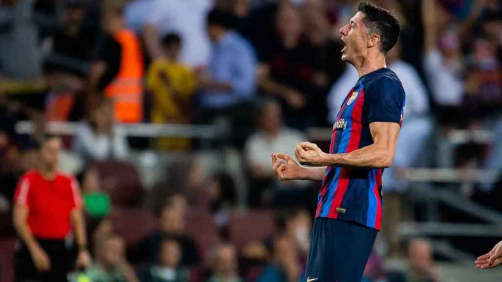 Robert Lewandowski celebra uno de sus dos goles al Villarreal /  FCB