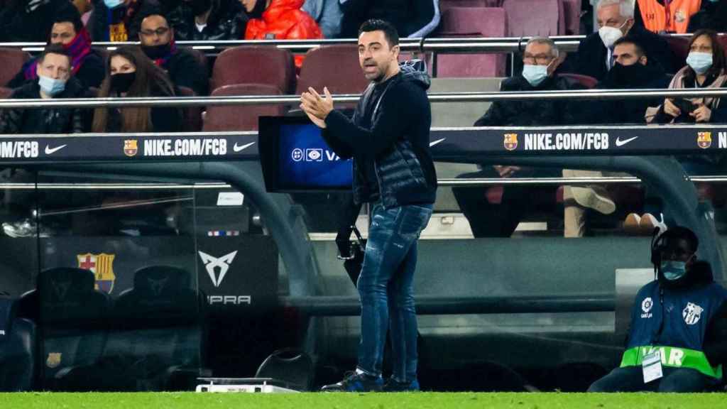 Xavi aplaude a sus futbolistas durante el Barça-Elche / FCB