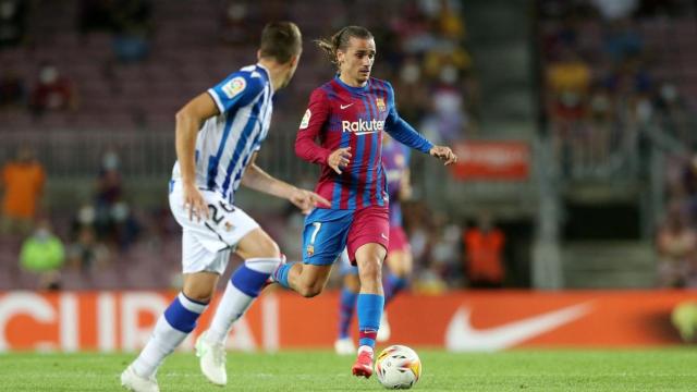 Antoine Griezmann en una acción contra la Real Sociedad, en la victoria del Barça en su debut en Liga / FCB