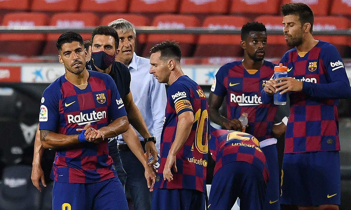 Messi, escuchando a Eder Sarabia en una pausa de hidratación | EFE