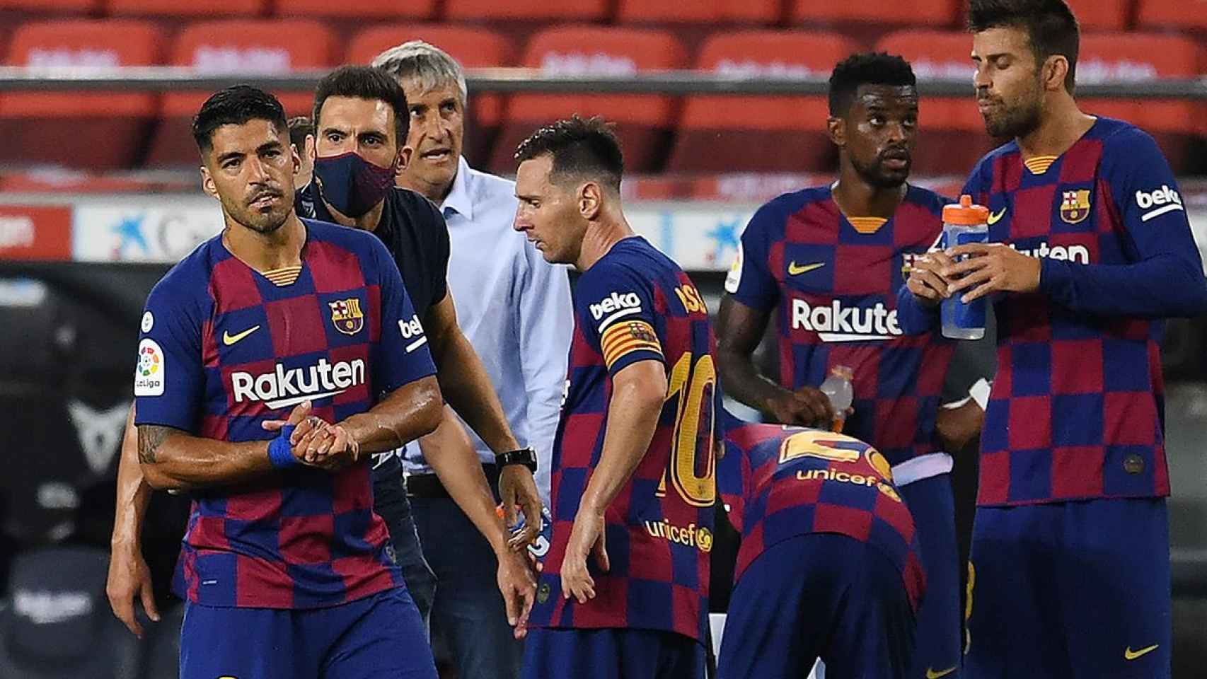 Messi, escuchando a Eder Sarabia en una pausa de hidratación | EFE