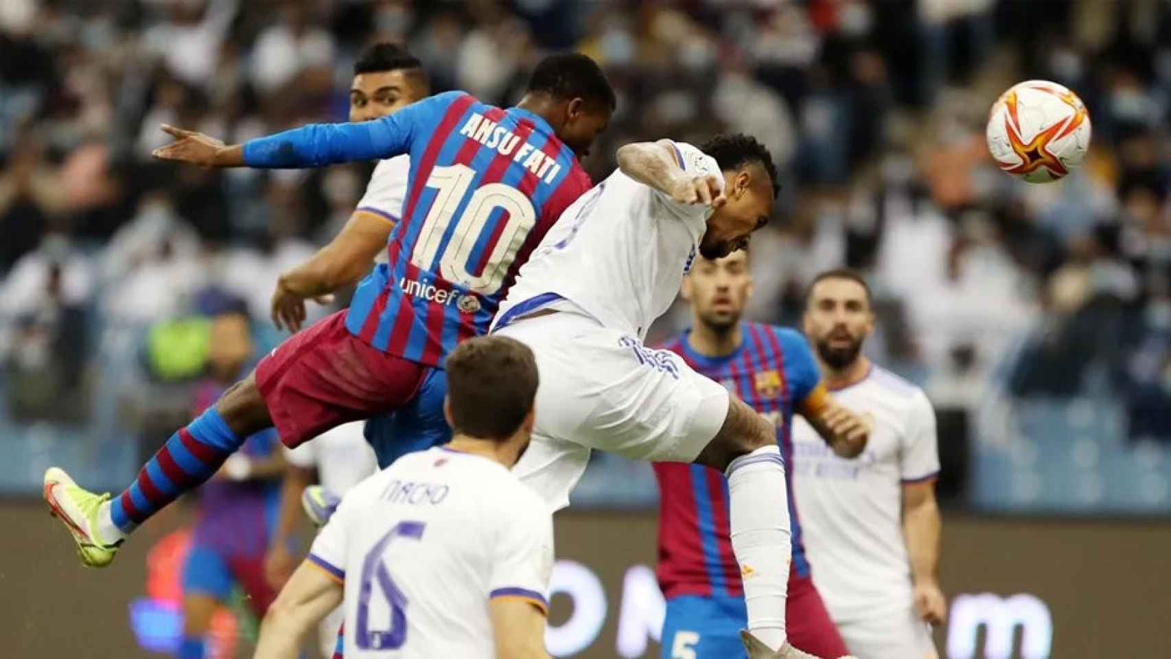 Ansu Fati anotando su gol de cabeza contra el Real Madrid / FCB