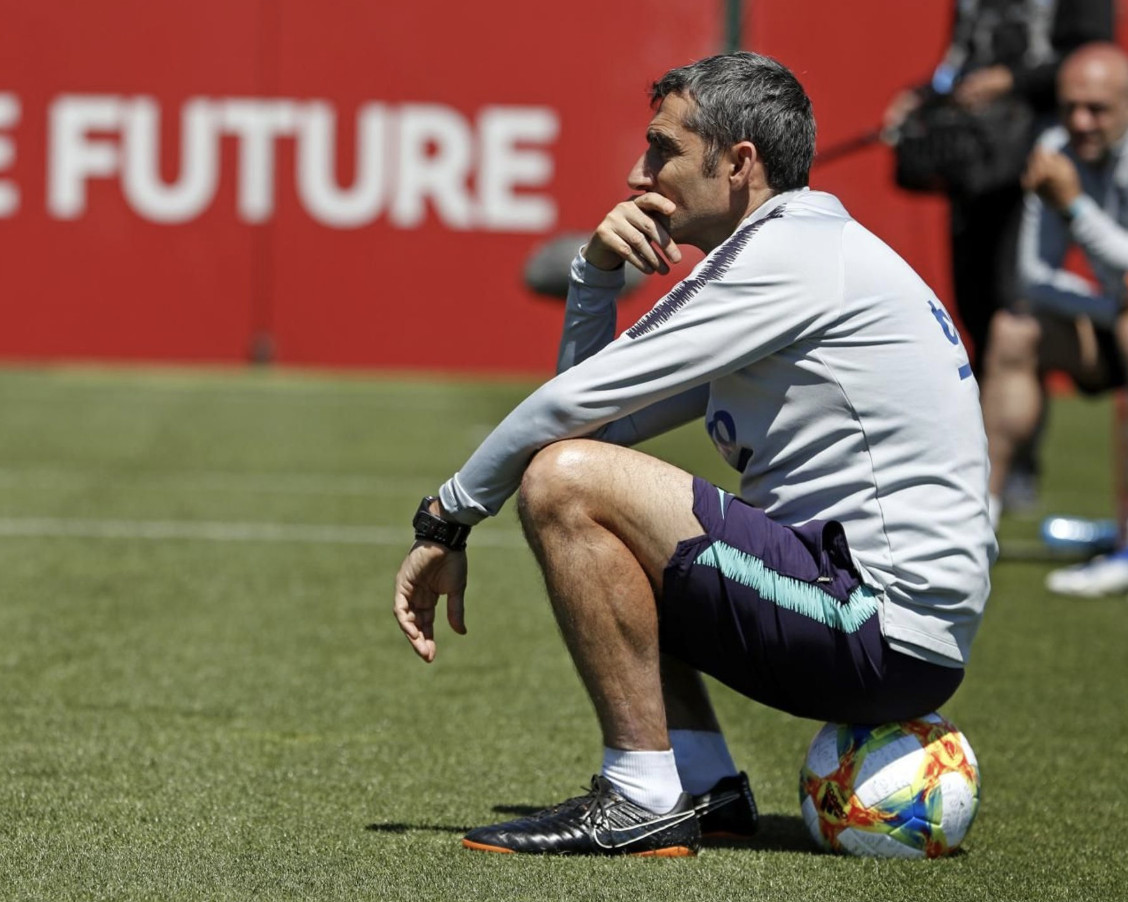 Una foto de Ernesto Valverde durante un entrenamiento del Barça / FCB