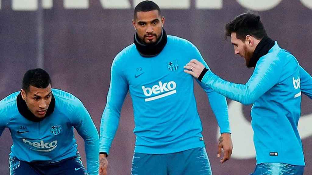 Los futbolistas del Barça Jeison Murillo y Prince Boateng siguen una jugara de Leo Messi durante un entrenamiento / EFE