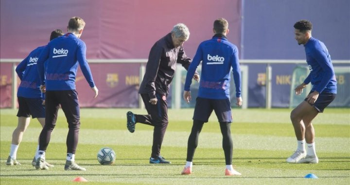 Setién participando en un rondo del Barça / FC Barcelona