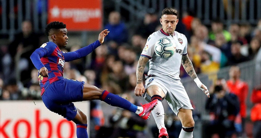 Semedo luchando un balón con Roger / EFE