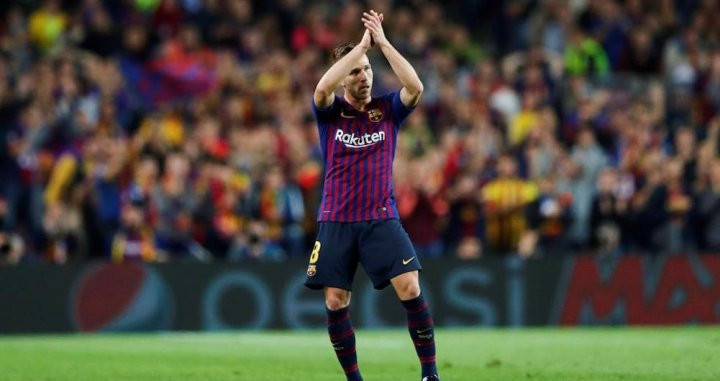 Arthur Melo corresponde la ovación del Camp Nou / EFE