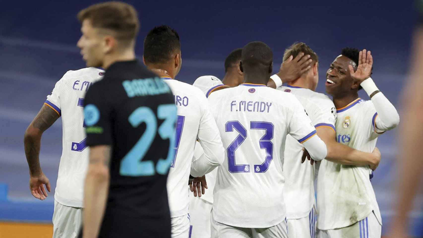 El abrazo de Vinicius con Kroos, autor del gol de la victoria del Real Madrid / EFE