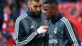 Benzema y Vinicius, en una charla privada | EFE