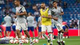 Los jugadores del Madrid calientan en el Bernabéu / EFE